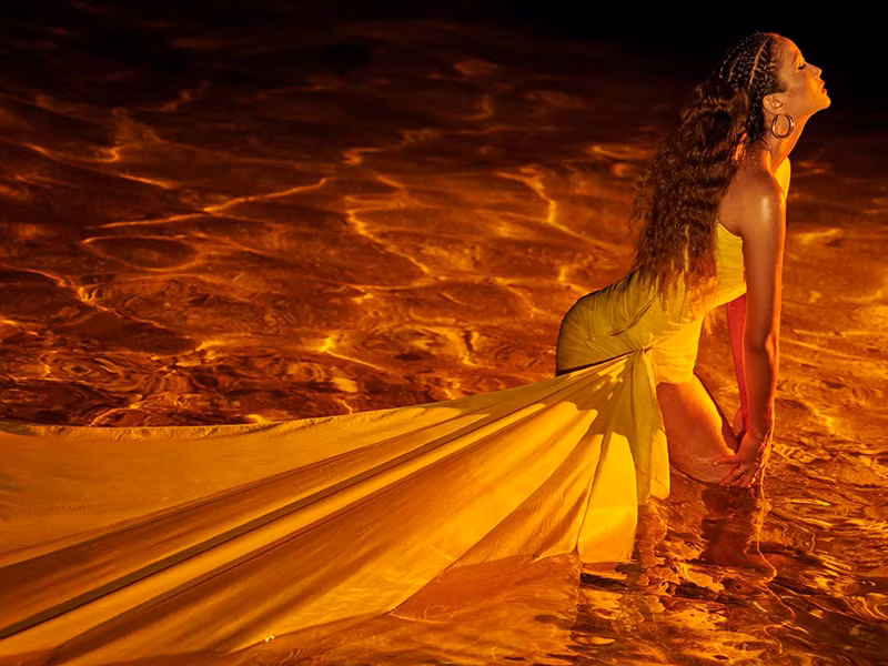 H'hen Niê gợi cảm vừa đủ thay vì quá táo bạo, dễ gây phản cảm.