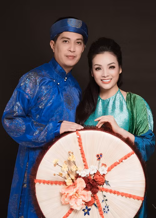 Đến Sao Mai năm 2005, Tân Nhàn và Tuấn Anh mới nảy sinh tình cảm. Năm đó, Tân Nhàn đoạt quán quân dòng nhạc dân gian còn Tuấn Anh giành giải nhất dòng nhạc thính phòng. Ảnh: VTV