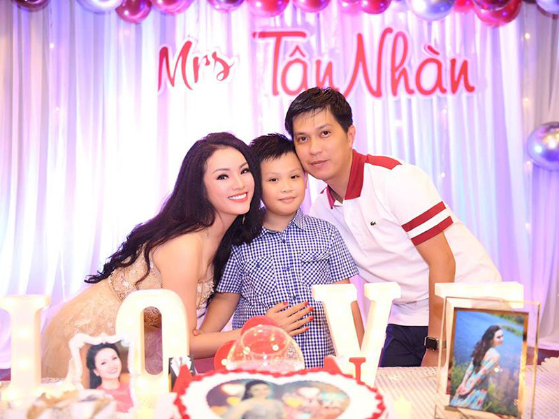 Tuấn Anh nổi tiếng là người chiều chuộng vợ. Sau khi kết hôn, anh lùi lại, làm giáo viên để Tân Nhàn tỏa sáng ở dòng nhạc dân gian. Ảnh: Báo Quảng Ninh