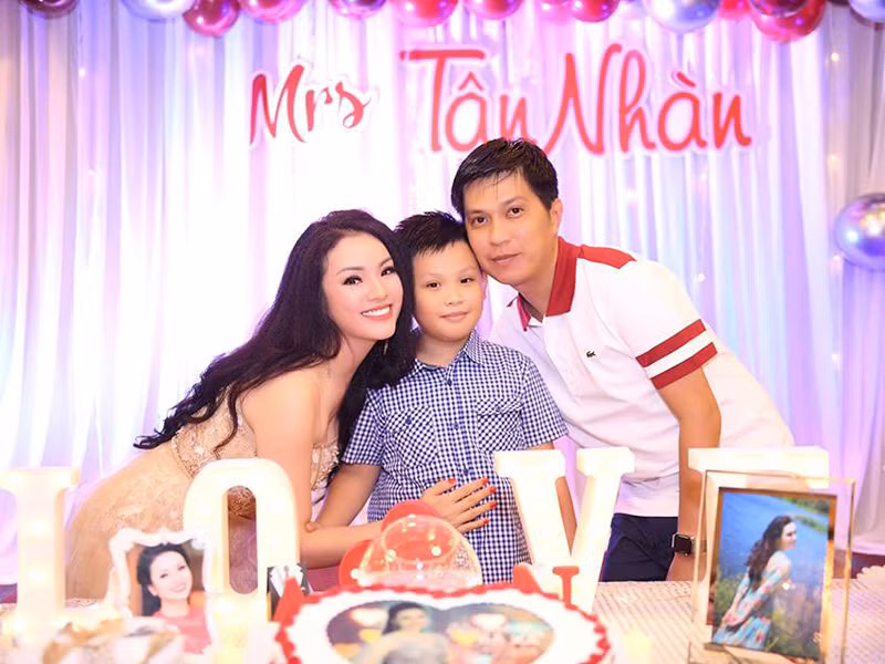 Tuấn Anh nổi tiếng là người chiều chuộng vợ. Sau khi kết hôn, anh lùi lại, làm giáo viên để Tân Nhàn tỏa sáng ở dòng nhạc dân gian. Ảnh: Báo Quảng Ninh