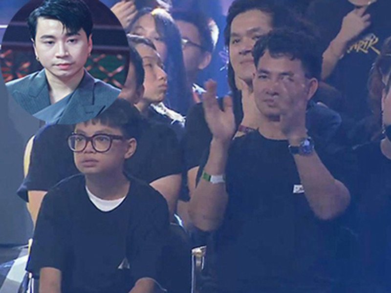 Bé Minh Bủm có khiếu hài hước chẳng thua kém bố Xuân Bắc. Khi đến xem chung kết Rap Việt 2020, cậu nhóc khiến cư dân mạng bật cười vì đoán rằng rapper Karik khóc vì giày mới bị ai đó giẫm lên.