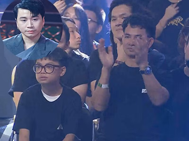 Bé Minh Bủm có khiếu hài hước chẳng thua kém bố Xuân Bắc. Khi đến xem chung kết Rap Việt 2020, cậu nhóc khiến cư dân mạng bật cười vì đoán rằng rapper Karik khóc vì giày mới bị ai đó giẫm lên.