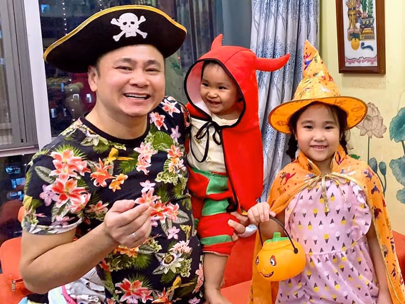Hình ảnh hai cô con gái của Tự Long được chia sẻ khá nhiều trong khi cậu con trai của nam nghệ sĩ hài rất ít khi xuất hiện.