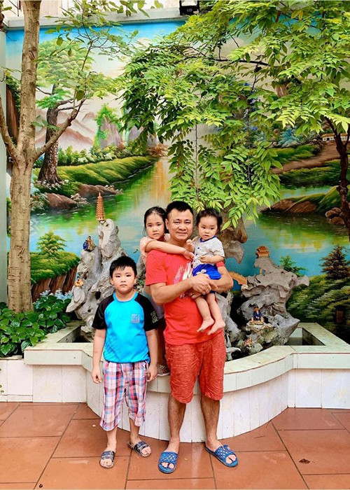 Tự Long có một cậu con trai với người vợ đầu tiên và hai cô con gái với người vợ thứ hai.