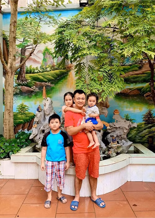 Tự Long có một cậu con trai với người vợ đầu tiên và hai cô con gái với người vợ thứ hai.