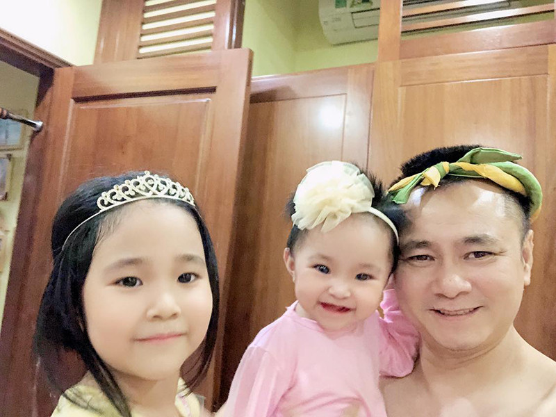 Hai công chúa nhà "Táo Xã hội" Tự Long đều đáng yêu.