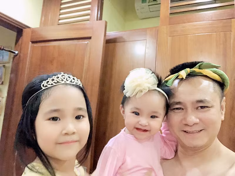 Hai công chúa nhà "Táo Xã hội" Tự Long đều đáng yêu.