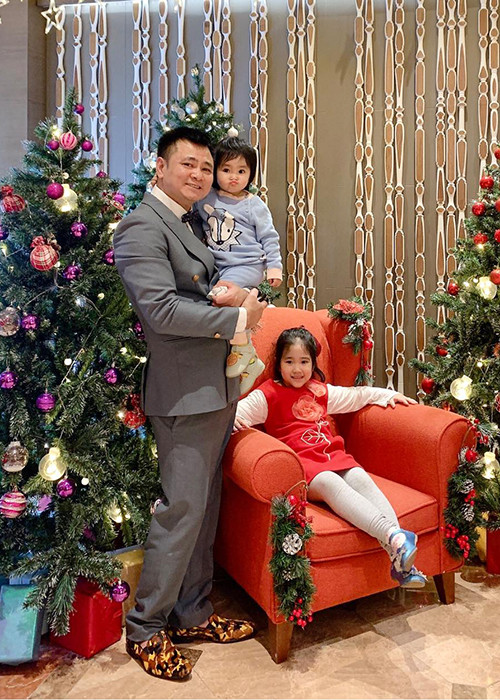 Hồi năm 2018, bé Táo - con gái lớn của Tự Long từng đòi theo bố đi tập Táo quân. Đến nơi bố làm việc, cô nhóc tỏ ra rất hiếu động, liên tục chạy nhảy, cười đùa và được các nghệ sĩ cưng nựng.