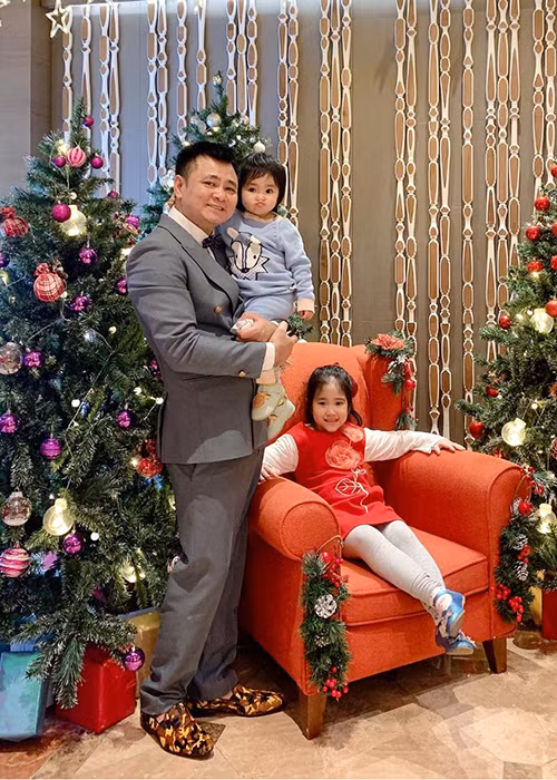 Hồi năm 2018, bé Táo - con gái lớn của Tự Long từng đòi theo bố đi tập Táo quân. Đến nơi bố làm việc, cô nhóc tỏ ra rất hiếu động, liên tục chạy nhảy, cười đùa và được các nghệ sĩ cưng nựng.