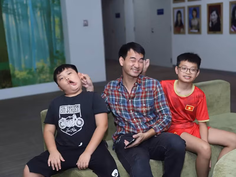 Bé Minh Bủm có tên thật là Nguyễn Nhật Khánh Minh, là con trai đầu lòng của Xuân Bắc. Cậu con trai thứ hai của nam danh hài có tên thân mật là Bi Béo, tên thật là Nguyễn Nhật Võ Nguyên.