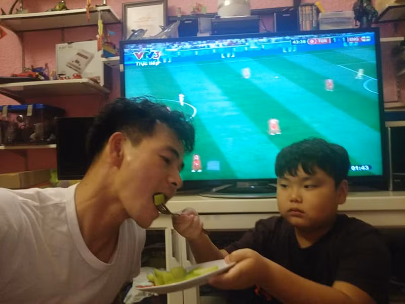 Cậu nhóc được yêu mến bởi sự hồn nhiên, thông minh, lém lỉnh.