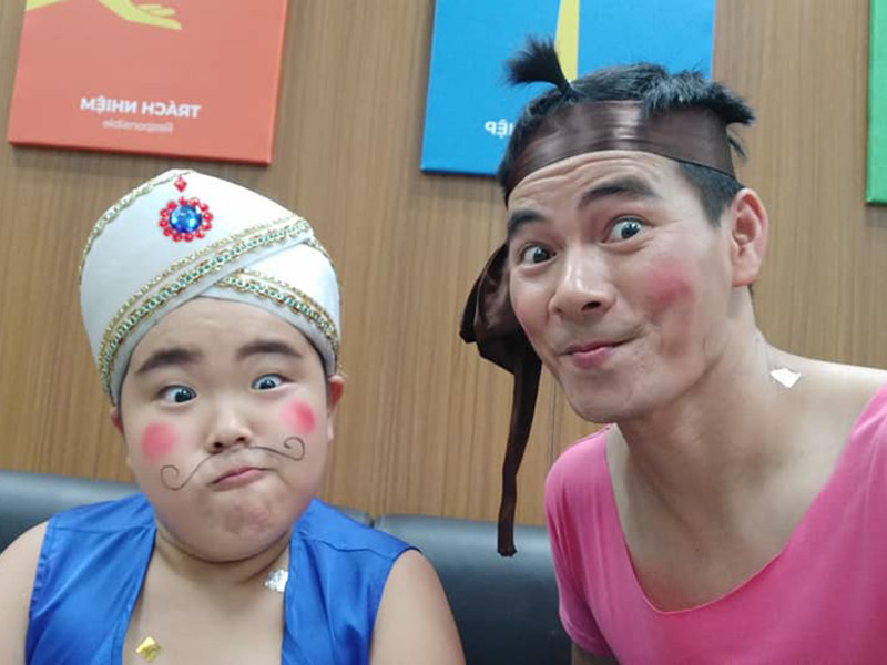 Bé Bi Béo sở hữu ngoại hình vô cùng đáng yêu với gương mặt bầu bĩnh, má phúng phính, cặp mắt ti hí.