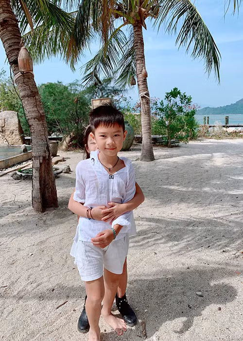 Là anh cả trong nhà, bé Rio giúp bố mẹ chơi cùng và chăm sóc các em.