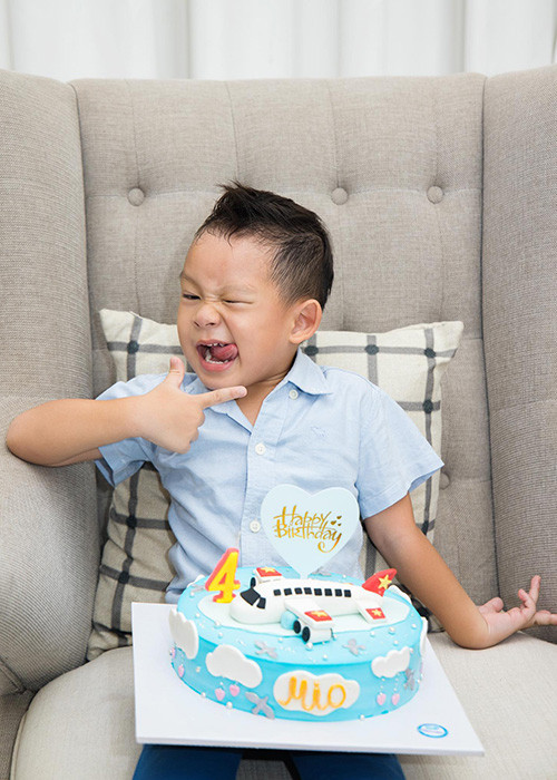 Là con út của vợ chồng Lý Hải, bé Mio sinh năm 2016, tên thật là Nguyễn Phi Phong. Cậu nhóc giống bố, nhất là ở đôi mắt và nụ cười.