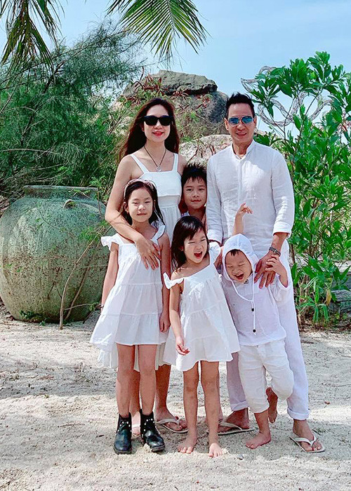 "Tôi nghĩ cuộc sống hiện tại đã tương đối đủ đầy. Tiền bạc cũng có, danh tiếng cũng có thì tất nhiên điều vô giá nhất vẫn là các con. Trở về nhà, các con chạy lại ôm chân và gọi cha. Những giây phút đó dù căng thẳng, mệt mỏi đều tan biến", Lý Hải nói.