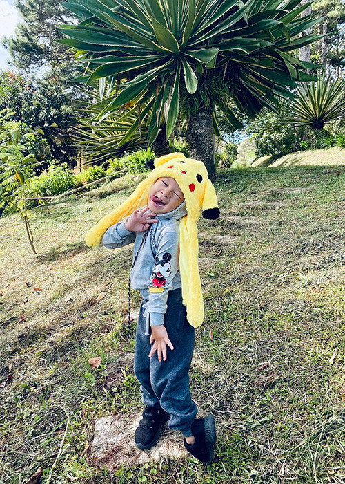 Nhỏ tuổi nhất nhưng bé Mio tinh nghịch và hiếu động nhất nhà. Càng lớn, bé Mio càng kháu khỉnh.