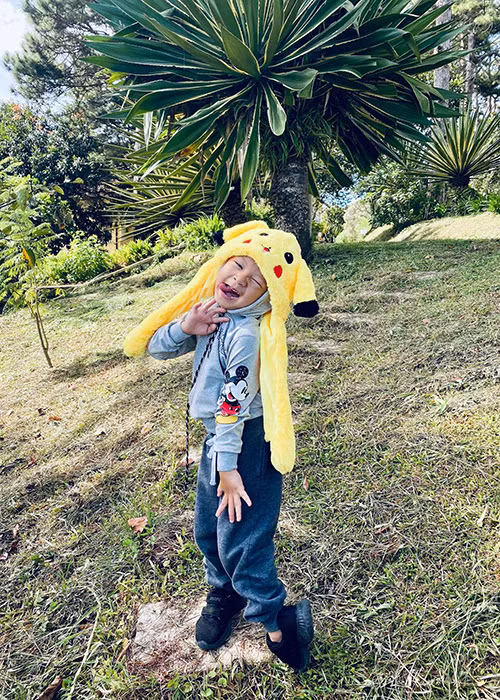 Nhỏ tuổi nhất nhưng bé Mio tinh nghịch và hiếu động nhất nhà. Càng lớn, bé Mio càng kháu khỉnh.