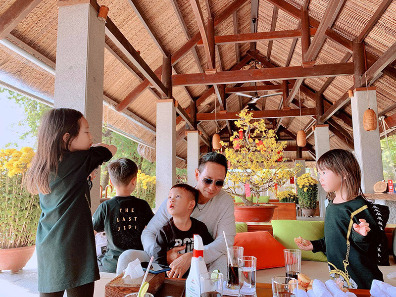 Lý Hải tiết lộ điều đáng trân trọng và to lớn nhất của vợ chồng không phải là nhà lầu, xe hơi mà là bốn thiên thần bé nhỏ.