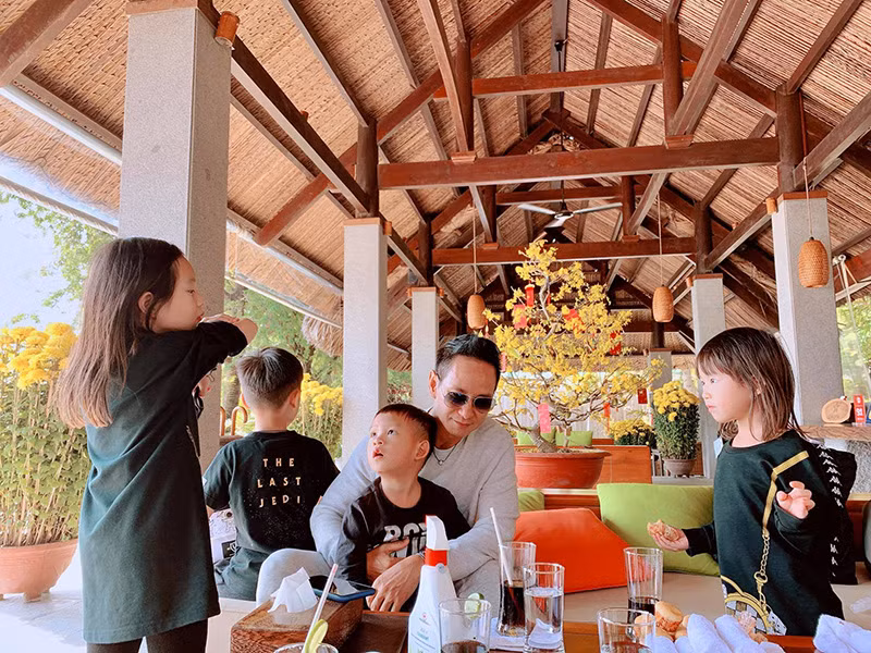 Lý Hải tiết lộ điều đáng trân trọng và to lớn nhất của vợ chồng không phải là nhà lầu, xe hơi mà là bốn thiên thần bé nhỏ.