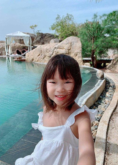 Kém bé Cherry một tuổi, bé Sunny tên thật là Nguyễn Tuệ Minh. Cô nhóc hiếu động, bám bố và thích làm vườn cùng mẹ.