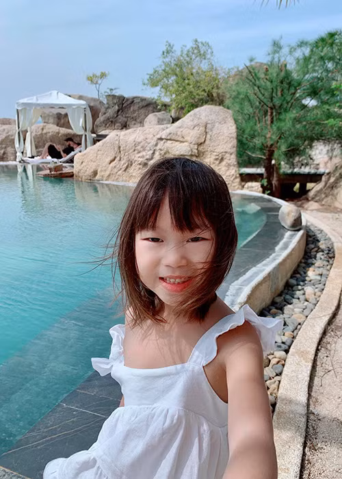 Kém bé Cherry một tuổi, bé Sunny tên thật là Nguyễn Tuệ Minh. Cô nhóc hiếu động, bám bố và thích làm vườn cùng mẹ.