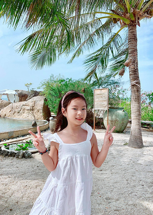 Bé Cherry có sở thích học ngoại ngữ và vẽ tranh giống anh trai. Ngoài ra, cô nhóc còn khá tự tin đứng trước ống kính máy ảnh.