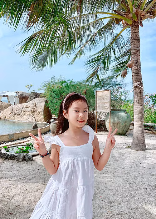 Bé Cherry có sở thích học ngoại ngữ và vẽ tranh giống anh trai. Ngoài ra, cô nhóc còn khá tự tin đứng trước ống kính máy ảnh.