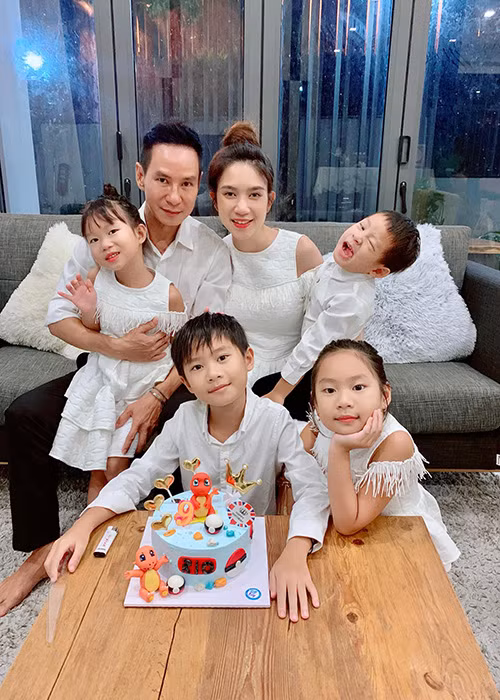  Lý Hải kết hôn với Minh Hà năm 2010. Trải qua 11 năm bên nhau, vợ chồng đạo diễn có 4 người con chung, đủ nếp đủ tẻ: Rio, Cherry, Sunny và Mio.