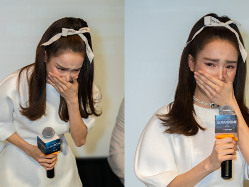 Nhã Phương gửi lời xin lỗi đến mọi người tại sự kiện. Nữ diễn viên cho biết, buổi sáng, cô có một lịch quay phát sinh của đoàn phim truyền hình nên không kịp đến đúng giờ. Cảm thấy có lỗi, bà xã của Trường Giang bật khóc. Ảnh: Pháp luật Việt Nam