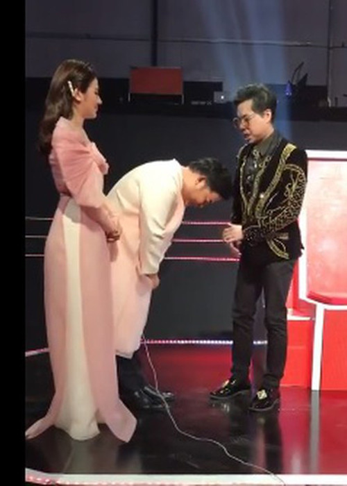 Trước Nhã Phương, không ít sao Việt đến trễ. Một trong số đó là Quang Lê. Theo một đoạn video hậu trường quay một game show, nam ca sĩ cúi đầu xin lỗi Ngọc Sơn cùng cả trường quay phải chờ đợi 6 tiếng. Ảnh: Zing