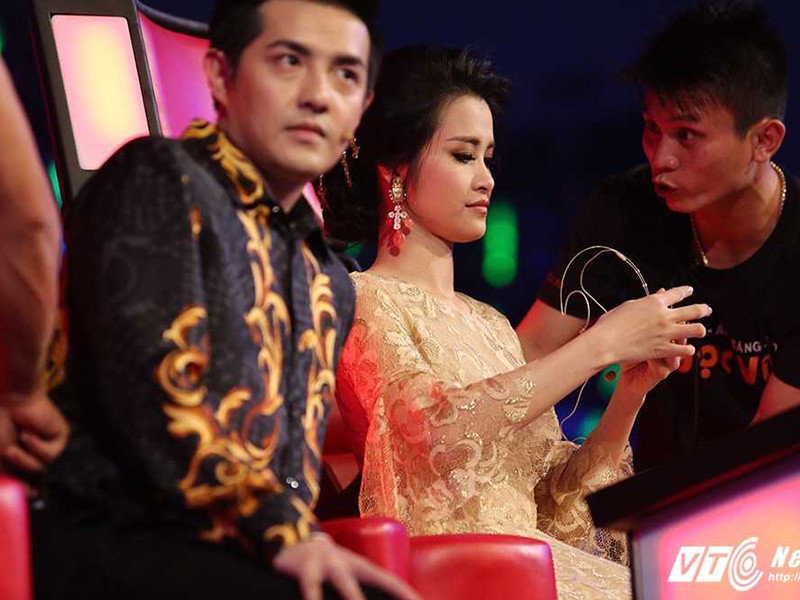 Trong chung kết Giọng hát Việt nhí 2016, Đông Nhi và Ông Cao Thắng xuất hiện sau khi chương trình lên sóng được 10 phút. Giải thích việc đến muộn, Đông Nhi chia sẻ trên iOne, cô gặp tình trạng kẹt xe. Ảnh: VTC