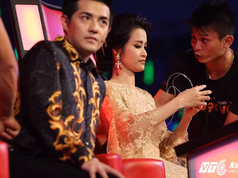 Trong chung kết Giọng hát Việt nhí 2016, Đông Nhi và Ông Cao Thắng xuất hiện sau khi chương trình lên sóng được 10 phút. Giải thích việc đến muộn, Đông Nhi chia sẻ trên iOne, cô gặp tình trạng kẹt xe. Ảnh: VTC