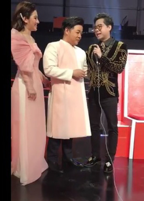 "Đi trễ 6 tiếng đồng hồ, em để cả trường quay chờ đợi và trong đó có anh Ba... Hôm qua em đi trễ, hôm nay em chủ động đến sớm trước nhiều tiếng để gặp và xin lỗi anh Ba, mong anh cho em nói lời xin lỗi", Quang Lê giãi bày.