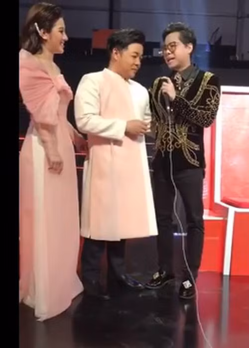 "Đi trễ 6 tiếng đồng hồ, em để cả trường quay chờ đợi và trong đó có anh Ba... Hôm qua em đi trễ, hôm nay em chủ động đến sớm trước nhiều tiếng để gặp và xin lỗi anh Ba, mong anh cho em nói lời xin lỗi", Quang Lê giãi bày.