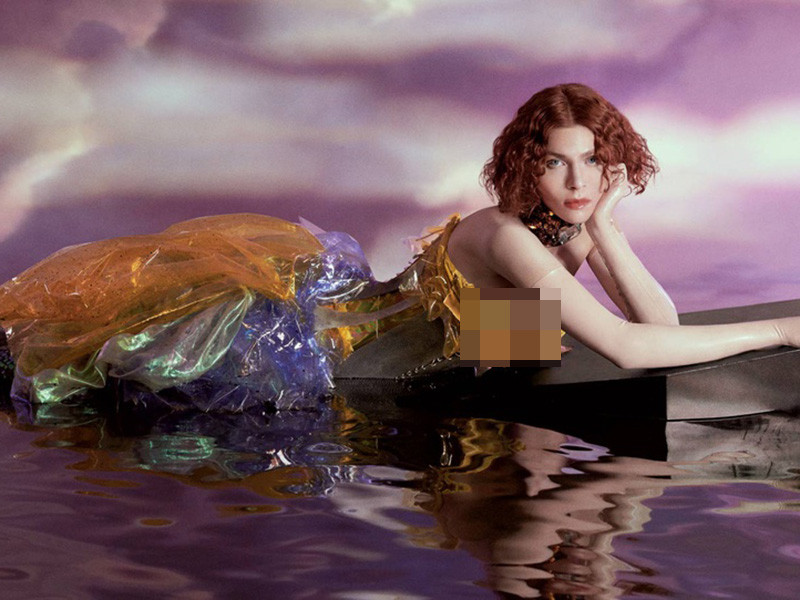 Theo Vietnamnet, Sophie tên đầy đủ là Sophie Xeon, sinh ra và lớn lên ở Glasgow, Scotland. Cô là ca sĩ, nhạc sĩ và sản xuất âm nhạc tài năng.