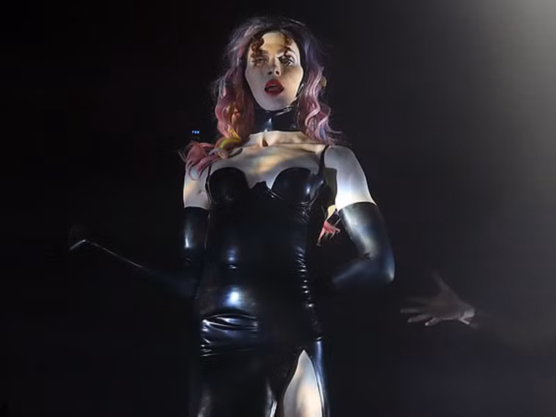 Đối với cộng đồng LGBTQ+ thế giới, nghệ sĩ chuyển giới Sophie có tiếng nói và tầm ảnh hưởng rất lớn.