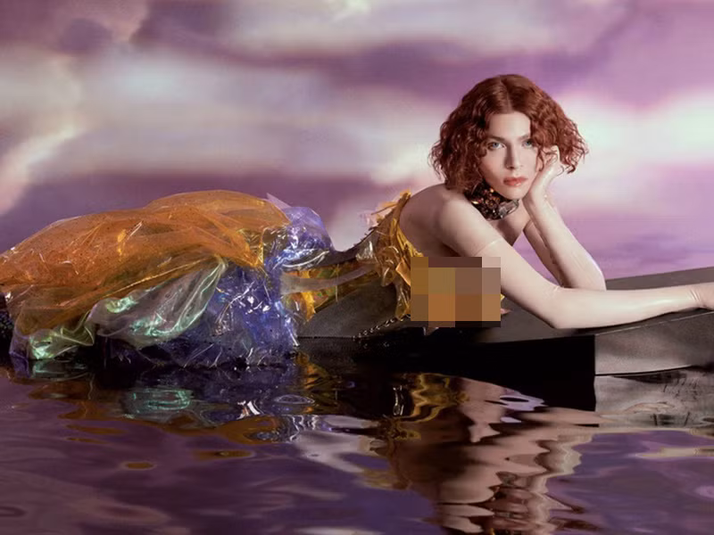 Theo Vietnamnet, Sophie tên đầy đủ là Sophie Xeon, sinh ra và lớn lên ở Glasgow, Scotland. Cô là ca sĩ, nhạc sĩ và sản xuất âm nhạc tài năng.