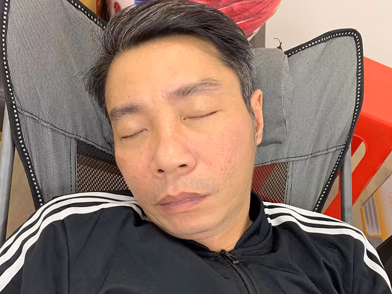 Công Lý mệt mỏi, ngủ thiếp sau 15 tiếng tập Táo quân 2021 Cong Ly met moi, ngu thiep sau 15 tieng tap Tao quan 2021