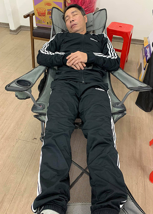 Do lịch tập luyện từ chiều hoặc tối muộn đến sáng sớm hôm sau nên các nghệ sĩ tham gia Táo quân không tránh được sự mệt mỏi. Tuy nhiên, tất cả đều cố gắng để kịp cho ngày ghi hình.