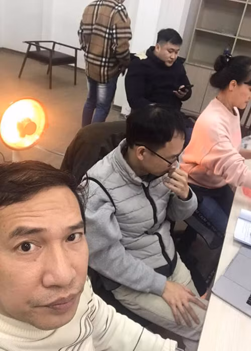 Ê-kíp còn sử dụng quạt sưởi làm ấm không gian tập luyện.