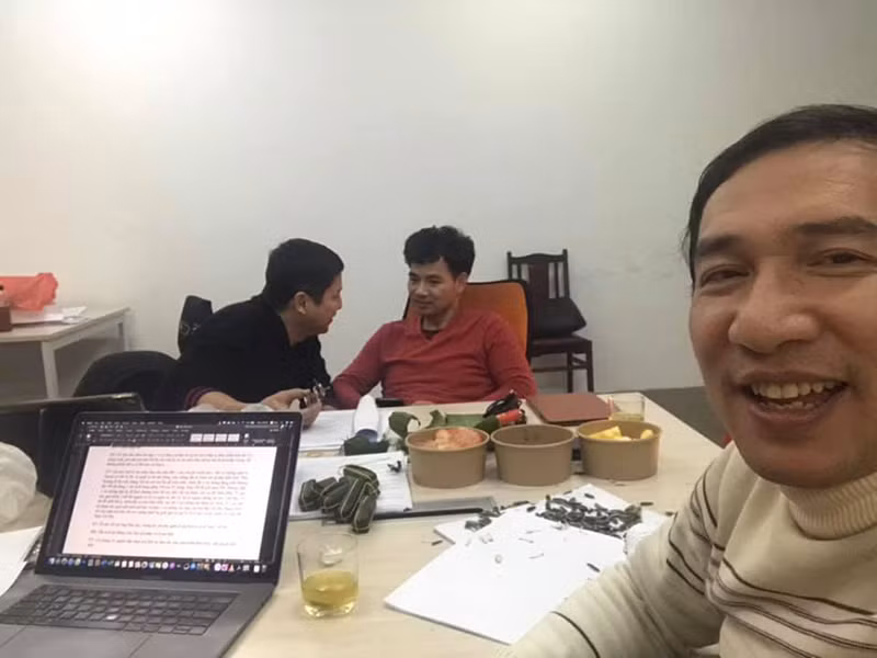 Do thời gian tập luyện kéo dài, các Táo chuẩn bị nhiều đồ ăn đêm.