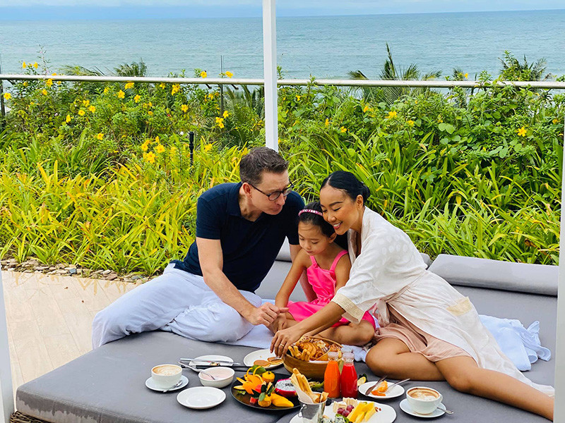 Đoan Trang chia sẻ trên Người lao động, cô cảm thấy bản thân rất may mắn khi có tổ ấm hạnh phúc nhưng nghĩ rằng đó cũng là kết quả của sự cố gắng hòa thiện bản thân.