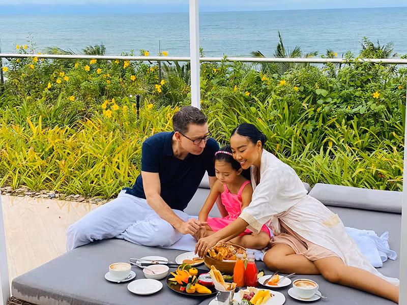 Đoan Trang chia sẻ trên Người lao động, cô cảm thấy bản thân rất may mắn khi có tổ ấm hạnh phúc nhưng nghĩ rằng đó cũng là kết quả của sự cố gắng hòa thiện bản thân.