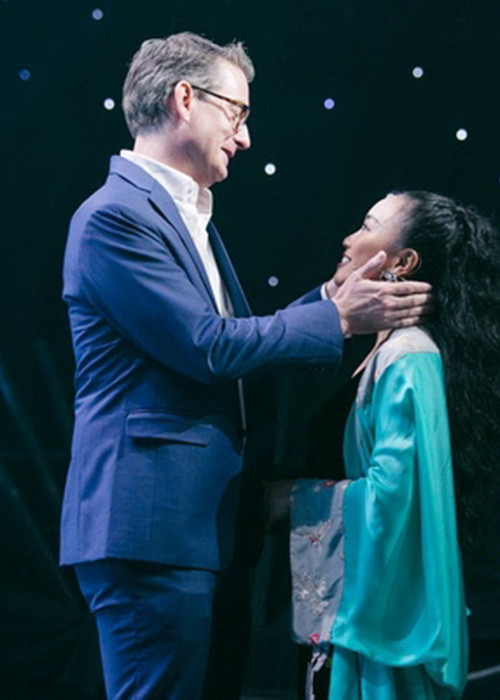 Khi tổng duyệt cho một chương trình, Đoan Trang bị ngã lúc tập cùng bạn diễn khiến ông xã ngoại quốc của cô rất lo lắng. Doanh nhân Johan tranh thủ những lúc Đoan Trang nghỉ ngơi để ôm hôn và liên tục hỏi vợ ngã có đau không. Ảnh: Petrotimes