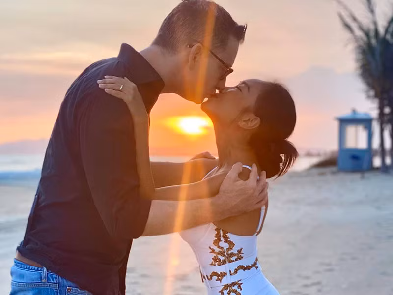 Ông xã của Đoan Trang cho hay, sau mỗi lần mâu thuẫn, vợ chồng anh vẫn dành cho nhau những cử chỉ tình cảm.