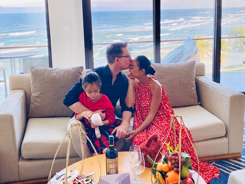 Nếu như doanh nhân Johan cố gắng học tiếng Việt và tìm hiểu văn hóa Việt, Đoan Trang học thuộc những thói quen sinh hoạt của nhà chồng khi sang thăm bố mẹ chồng.