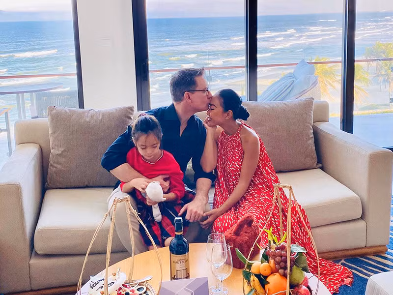 Nếu như doanh nhân Johan cố gắng học tiếng Việt và tìm hiểu văn hóa Việt, Đoan Trang học thuộc những thói quen sinh hoạt của nhà chồng khi sang thăm bố mẹ chồng.