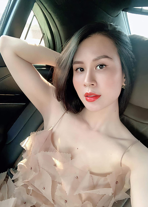 Bà xã của Thành Trung sinh năm 1991, có ngoại hình gợi cảm.