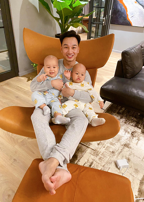 Thành Trung chia sẻ trên Giao thông, hai người con trai song sinh là sự may mắn và tự hào của anh.