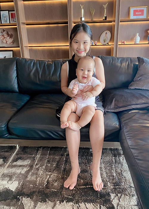 Con gái Thành Trung rất yêu quý hai em trai. Mới đây, nam MC tiết lộ con gái xin ứng trước tiền lì xì Tết để mua quà sinh nhật muộn dành cho hai em.